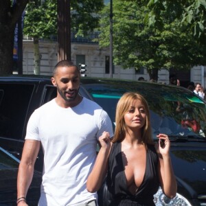 Exclusif - Zahia Dehar se promène avec un ami près du rond-point des Champs-Elysées seulement 15 minures après la tentative d'attentat d'un homme de 31 ans qui a foncé sur un fourgon de gendarmerie avec sa voiture le 19 juin 2017.