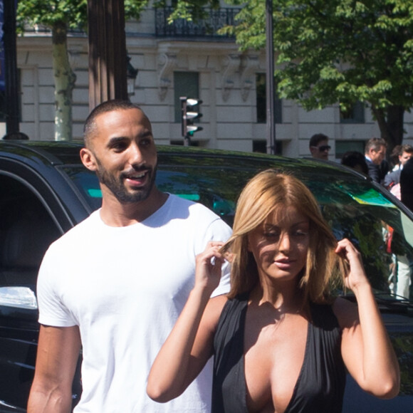 Exclusif - Zahia Dehar se promène avec un ami près du rond-point des Champs-Elysées seulement 15 minures après la tentative d'attentat d'un homme de 31 ans qui a foncé sur un fourgon de gendarmerie avec sa voiture le 19 juin 2017.