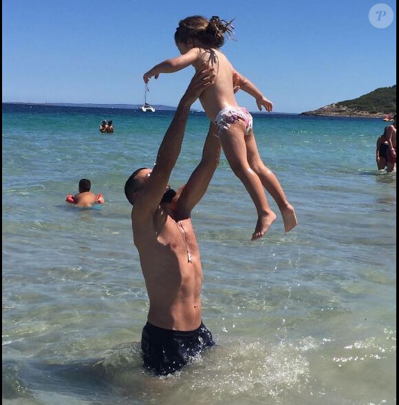 En vacances à Ibiza, Karim Benzema publie une photo avec sa fille Mélia le 4 juillet 2017.