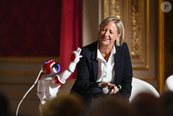 La secrétaire d'Etat chargée des Personnes handicapées, Sophie Cluzel et un robot humanoïde NAO lors du lancement de la concertation autour du 4ème plan autisme au palais de l'Elysée à Paris, le 6 juillet 2017. © Pierre Pérusseau/Bestimage