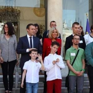 Le président de la République française Emmanuel Macron et son épouse Brigitte Macron lors du lancement de la concertation autour du 4ème plan autisme au palais de l'Elysée à Paris, le 6 juillet 2017. Sebastien Valiela/Bestimage