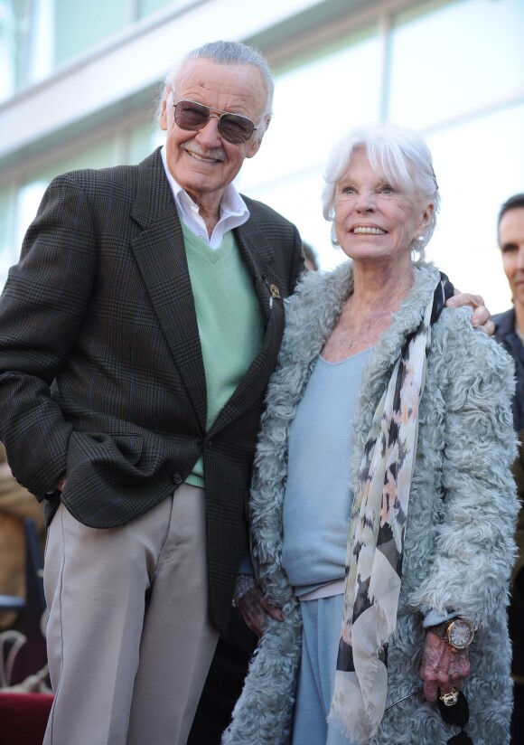Stan Lee avec sa femme Joan lors de l'inauguration de son étoile sur le Hollywood Walk of Fame le 4 janvier 2011. Joan Lee est morte le 6 juillet 2017 à Los Angeles, à l'âge de 93 ans.