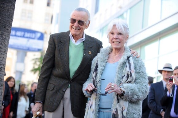Stan Lee avec sa femme Joan lors de l'inauguration de son étoile sur le Hollywood Walk of Fame le 4 janvier 2011. Joan Lee est morte le 6 juillet 2017 à Los Angeles, à l'âge de 93 ans.