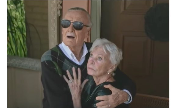 Stan Lee et sa femme Joan, leur cameo dans X-Men: Apocalypse (2016). Joan Lee est morte le 6 juillet 2017 à Los Angeles, à l'âge de 93 ans.