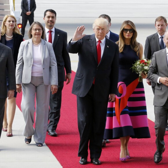 Le président Donald Trump et sa femme Melania arrivent à l'aéroport de Hambourg accueillis par Olaf Scholz à bord de Air Force One, le 6 juillet 2017 pour assister au G20. © Future-Image via ZUMA Press/Bestimage