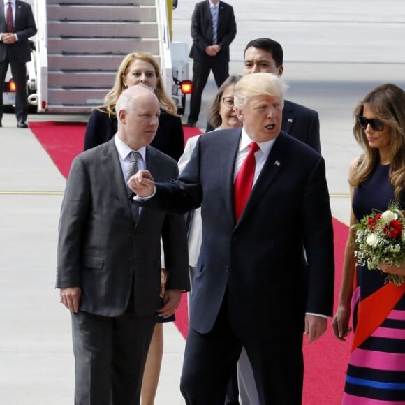 Le président Donald Trump et sa femme Melania arrivent à l'aéroport de Hambourg accueillis par Olaf Scholz à bord de Air Force One, le 6 juillet 2017 pour assister au G20. © Future-Image via ZUMA Press/Bestimage