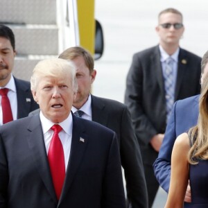 Le président Donald Trump et sa femme Melania arrivent à l'aéroport de Hambourg accueillis par Olaf Scholz à bord de Air Force One, le 6 juillet 2017 pour assister au G20. © Future-Image via ZUMA Press/Bestimage