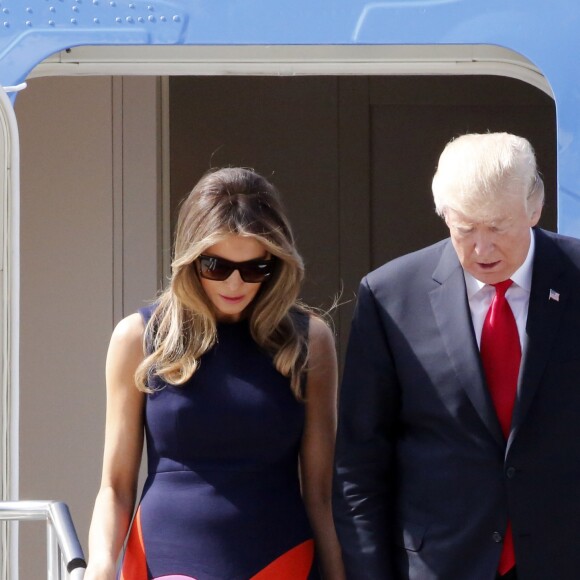 Le président Donald Trump et sa femme Melania arrivent à l'aéroport de Hambourg accueillis par Olaf Scholz à bord de Air Force One, le 6 juillet 2017 pour assister au G20. © Future-Image via ZUMA Press/Bestimage