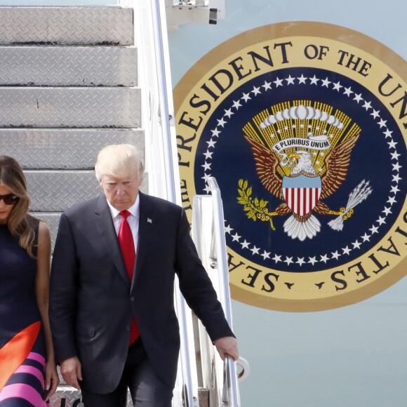Le président Donald Trump et sa femme Melania arrivent à l'aéroport de Hambourg accueillis par Olaf Scholz à bord de Air Force One, le 6 juillet 2017 pour assister au G20. © Future-Image via ZUMA Press/Bestimage