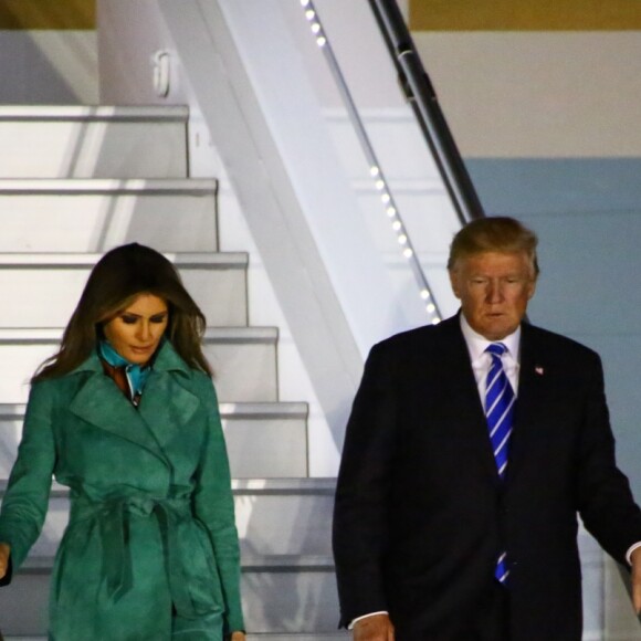Donald Trump et sa femme Melania arrivent à l'aéroport de Varsovie. Le président des Etats-Unis a accepté l'invitation du président de Pologne, avant de se rendre à la réunion du G20 en Allemagne. Le 5 juillet 2017.