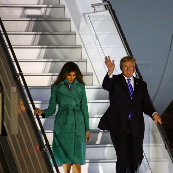 Donald Trump et sa femme Melania arrivent à l'aéroport de Varsovie. Le président des Etats-Unis a accepté l'invitation du président de Pologne, avant de se rendre à la réunion du G20 en Allemagne. Le 5 juillet 2017.