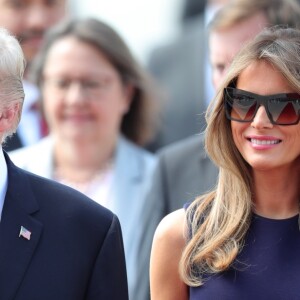 Le président Donald Trump et sa femme Melania arrivent à l'aéroport de Hambourg accueillis par Olaf Scholz à bord de Air Force One, le 6 juillet 2017 pour assister au G20.