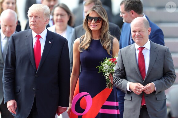 Le président Donald Trump et sa femme Melania arrivent à l'aéroport de Hambourg accueillis par Olaf Scholz à bord de Air Force One, le 6 juillet 2017 pour assister au G20.