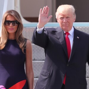 Le président Donald Trump et sa femme Melania arrivent à l'aéroport de Hambourg accueillis par Olaf Scholz à bord de Air Force One, le 6 juillet 2017 pour assister au G20.