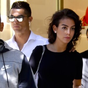 Exclusif - Cristiano Ronaldo et sa compagne Georgina Rodriguez font du shopping dans les rues de Madrid, quelques jours avant la finale de la Ligue des Champions. Le 30 mai 2017.