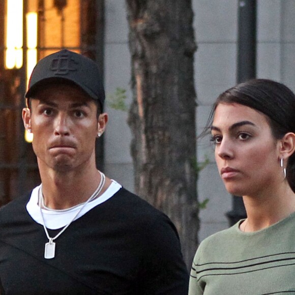 Cristiano Ronaldo se promène avec son fils Cristiano Ronaldo Jr et sa compagne Georgina Rodriguez à Madrid, le 20 avril 2017.