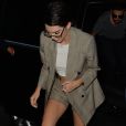 Kendall Jenner rentre au George V à Paris, habillée d'un costume short gris, et chaussée de baskets adidas (modèle Stan Smith). Le 5 juillet 2017.