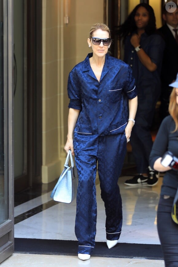 Céline Dion quitte l'hôtel Royal Monceau à Paris, vêtue d'un pyjama en satin Louis Vuitton x Supreme. Le 4 juillet 2017.