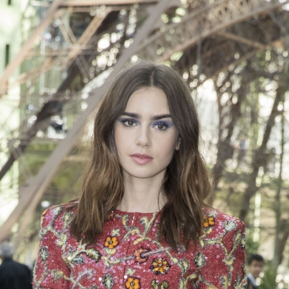 Lily Collins au photocall au défilé de mode Haute Couture automne-hiver 2017/2018 "Chanel" au Grand Palais, porte un top Chanel (collection Métiers d'Art Paris Cosmopolite), un jean et des sandales noires. Paris, le 4 juillet 2017 © Olivier Borde/Bestimage