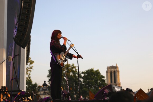 Clara Luciani en concert au Fnac Live, Hôtel de Ville de Paris, le 8 juillet 2017.