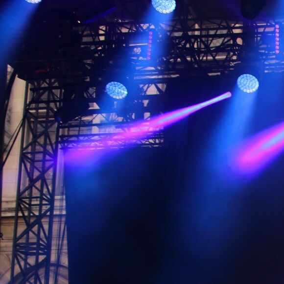 Julien Doré en concert au Fnac Live, Hôtel de Ville de Paris, le 8 juillet 2017.