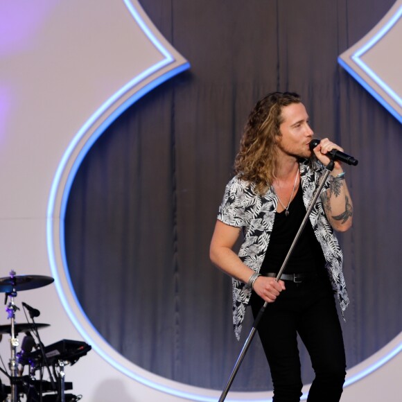 Julien Doré en concert au Fnac Live, Hôtel de Ville de Paris, le 8 juillet 2017.