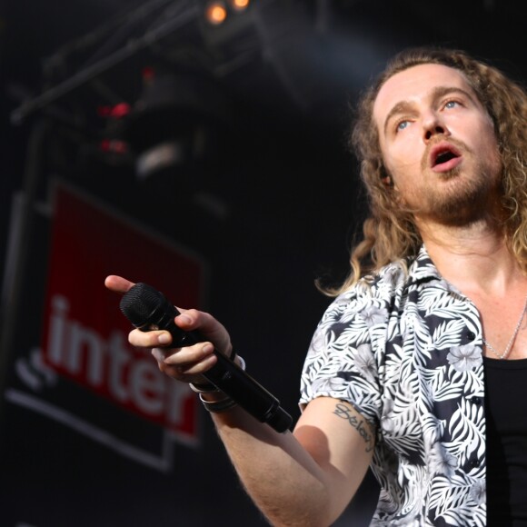 Julien Doré en concert au Fnac Live, Hôtel de Ville de Paris, le 8 juillet 2017.