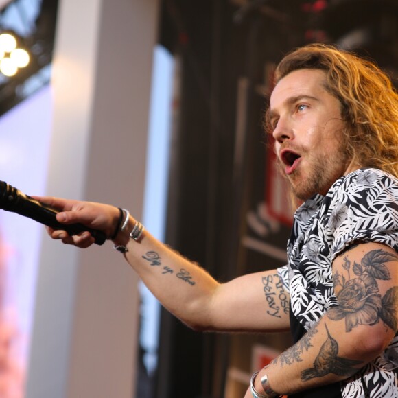 Julien Doré charmeur au Fnac Live, Hôtel de Ville de Paris, le 8 juillet 2017.