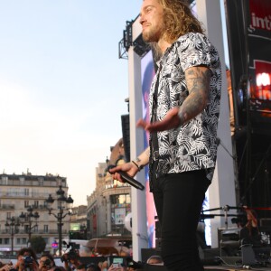 Julien Doré en concert au Fnac Live, Hôtel de Ville de Paris, le 8 juillet 2017.