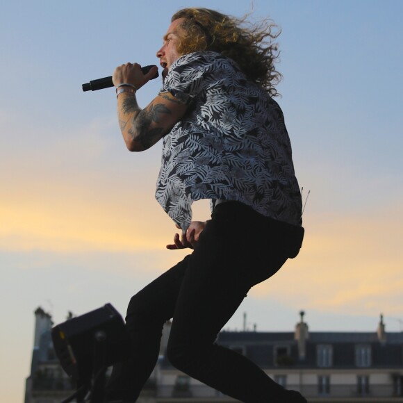 Julien Doré en concert au Fnac Live, Hôtel de Ville de Paris, le 8 juillet 2017.