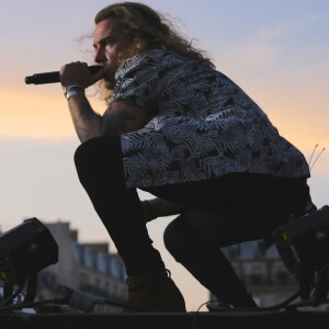 Julien Doré en concert au Fnac Live, Hôtel de Ville de Paris, le 8 juillet 2017.