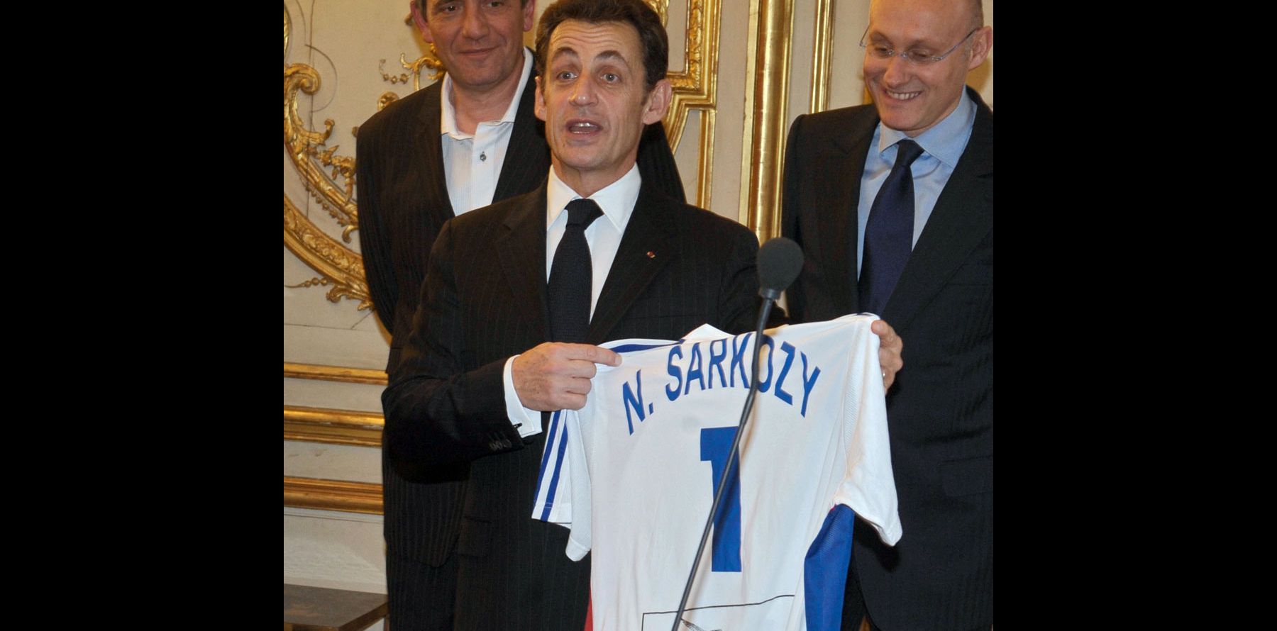 Nicolas Sarkozy a une belle chemise... de nuit ! C'est ...