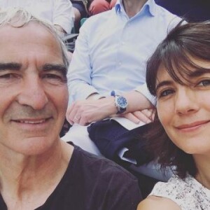 Estelle Denis et son compagnon Raymond Domenech, à Roland Garros, en juin 2017