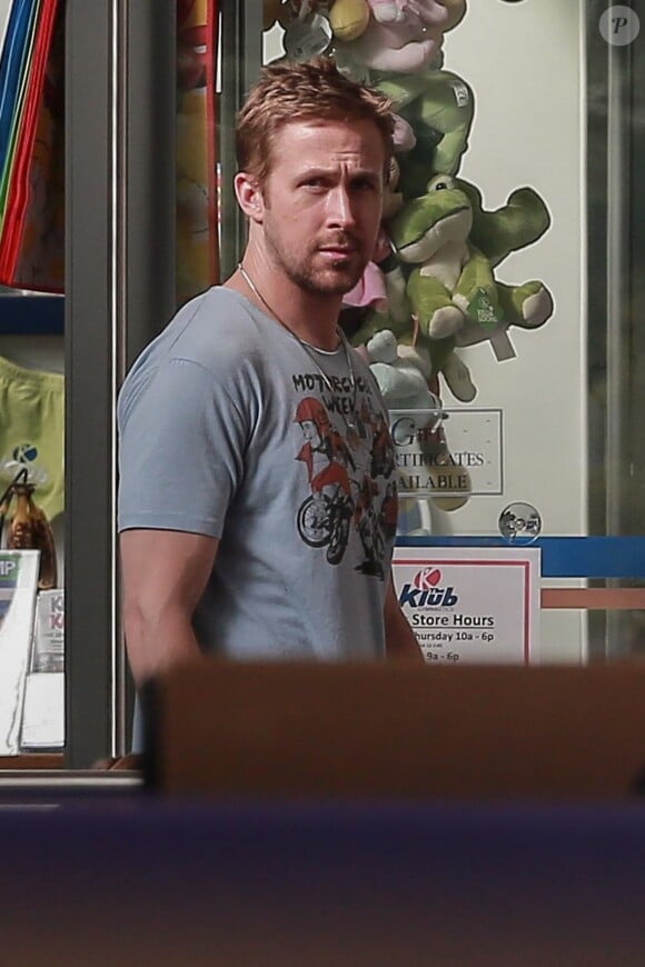 Ryan Gosling passe la journée avec sa fille Esmeralda dans le quartier de downtown à Los Angeles, le 11 mai 2017