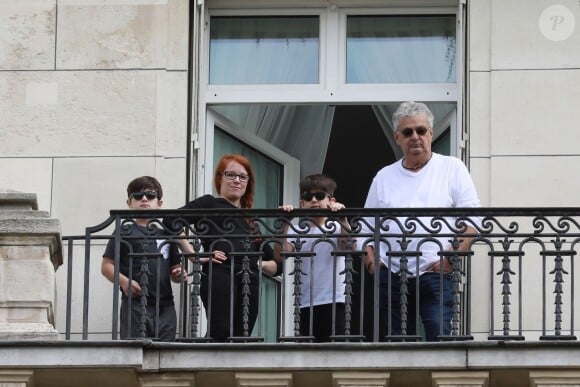 Semi-Exclusif - Eddy et Nelson, les jumeaux de Céline Dion, regardent les répétitions des avions pour le 14 juillet sur le balcon de leur hôtel à Paris, le 11 juillet 2017.