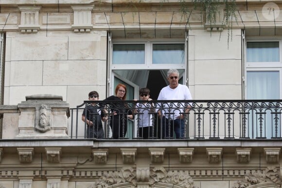 Semi-Exclusif - Eddy et Nelson, les fils de Céline Dion, regardent les répétitions des avions pour le 14 juillet en compagnie d'Alain Sylvestre (le mari de Linda Dion, soeur de Céline Dion) et de leur nounou sur le balcon de leur hôtel à Paris, le 11 juillet 2017.
