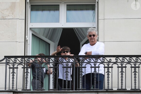 Semi-Exclusif - Eddy et Nelson, les jumeaux de Céline Dion, regardent les répétitions des avions pour le 14 juillet en compagnie d'Alain Sylvestre (le mari de Linda Dion, soeur de Céline Dion) et de leur nounou sur le balcon de leur hôtel à Paris, le 11 juillet 2017.