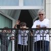 Semi-Exclusif - Eddy et Nelson, les jumeaux de Céline Dion, regardent les répétitions des avions pour le 14 juillet en compagnie d'Alain Sylvestre (le mari de Linda Dion) et de leur nounou sur le balcon de leur hôtel à Paris, le 11 juillet 2017.