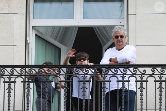 Semi-Exclusif - Eddy et Nelson, les jumeaux de Céline Dion, regardent les répétitions des avions pour le 14 juillet en compagnie d'Alain Sylvestre (le mari de Linda Dion) et de leur nounou sur le balcon de leur hôtel à Paris, le 11 juillet 2017.