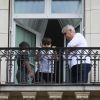 Semi-Exclusif - Eddy et Nelson, regardent les répétitions des avions pour le 14 juillet en compagnie d'Alain Sylvestre (le mari de Linda Dion, soeur de Céline Dion) et de leur nounou sur le balcon de leur hôtel à Paris, le 11 juillet 2017.