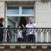 Semi-Exclusif - Eddy et Nelson, les jumeaux de Céline Dion, regardent les répétitions des avions pour le 14 juillet en compagnie d'Alain Sylvestre (le mari de Linda Dion, soeur de Céline Dion) et de leur nounou sur le balcon de leur hôtel à Paris, le 11 juillet 2017.