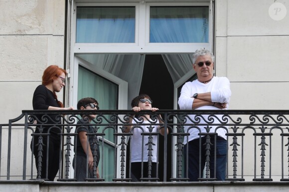 Semi-Exclusif - Eddy et Nelson, les jumeaux de Céline Dion, regardent les répétitions des avions pour le 14 juillet en compagnie d'Alain Sylvestre (le mari de Linda Dion, soeur de Céline Dion) et de leur nounou sur le balcon de leur hôtel à Paris, le 11 juillet 2017.