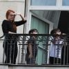 Semi-Exclusif - Eddy et Nelson, les jumeaux de Céline Dion, regardent les répétitions des avions pour le 14 juillet en compagnie d'Alain Sylvestre (le mari de Linda Dion, soeur de Céline Dion) et de leur nounou sur le balcon de leur hôtel à Paris, le 11 juillet 2017.