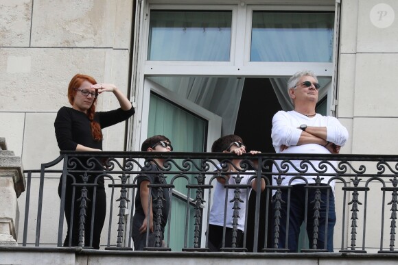 Semi-Exclusif - Eddy et Nelson, les jumeaux de Céline Dion, regardent les répétitions des avions pour le 14 juillet en compagnie d'Alain Sylvestre (le mari de Linda Dion, soeur de Céline Dion) et de leur nounou sur le balcon de leur hôtel à Paris, le 11 juillet 2017.