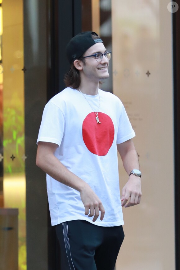 Exclusif - René-Charles Angélil est sorti faire du shopping avec ses amis chez Louis Vuitton sur l'Avenue des Champs-Elysées à Paris, le 11 juillet 2017.