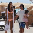 Exclusif - Arnaud Lagardère avec sa femme Jade Foret et leurs enfants Liva, Mila et Emery se relaxent sur une plage de Miami le 9 avril 2017.