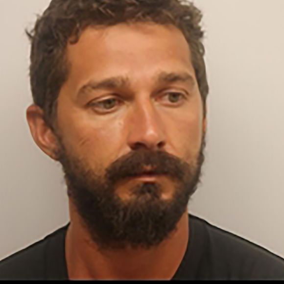 Mug shot de Shia LaBeouf (photo d'identité judiciaire) suite à son arrestation pour conduite en état d'ivresse et trouble à l’ordre public à Savannah. Après deux jours en cellule, le comé­dien de 31 ans a retrouvé sa liberté suite au verse­ment d’une caution de 7 000 dollars. Un verse­ment qui ne signi­fie pas la fin des soucis : Shia LaBeouf est (encore une fois) pour­suivi pour ivresse sur la voie publique, trouble à l’ordre public et refus d’ob­tem­pé­rer avec les forces de l’ordre. Des frasques qui ne surprennent plus vrai­ment et auxquelles le public commence à être un peu trop habi­tué. Le 11 juillet 2017