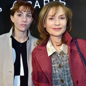 Isabelle Huppert et sa fille Lolita Chammah au défilé de mode "Agnès b" PAP automne/hiver 2016-2017 au Palais de Tokyo à Paris le 8 mars 2016. © Giancarlo Gorassini / Bestimage