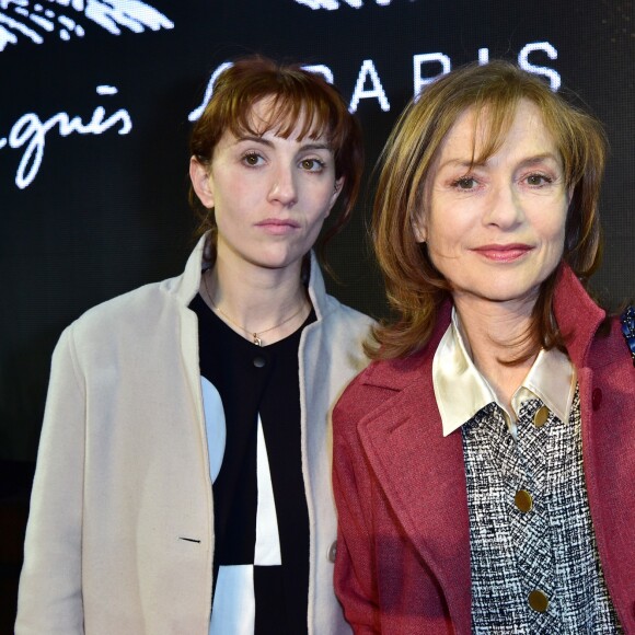 Isabelle Huppert et sa fille Lolita Chammah au défilé de mode "Agnès b" PAP automne/hiver 2016-2017 au Palais de Tokyo à Paris le 8 mars 2016. © Giancarlo Gorassini / Bestimage