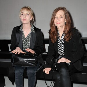 Isabelle Huppert et sa fille Lolita Chammah (enceinte) - People au défilé de mode "Agnès b", collection prêt-à-porter Automne-Hiver 2014/2015, à Paris. Le 4 mars 2014